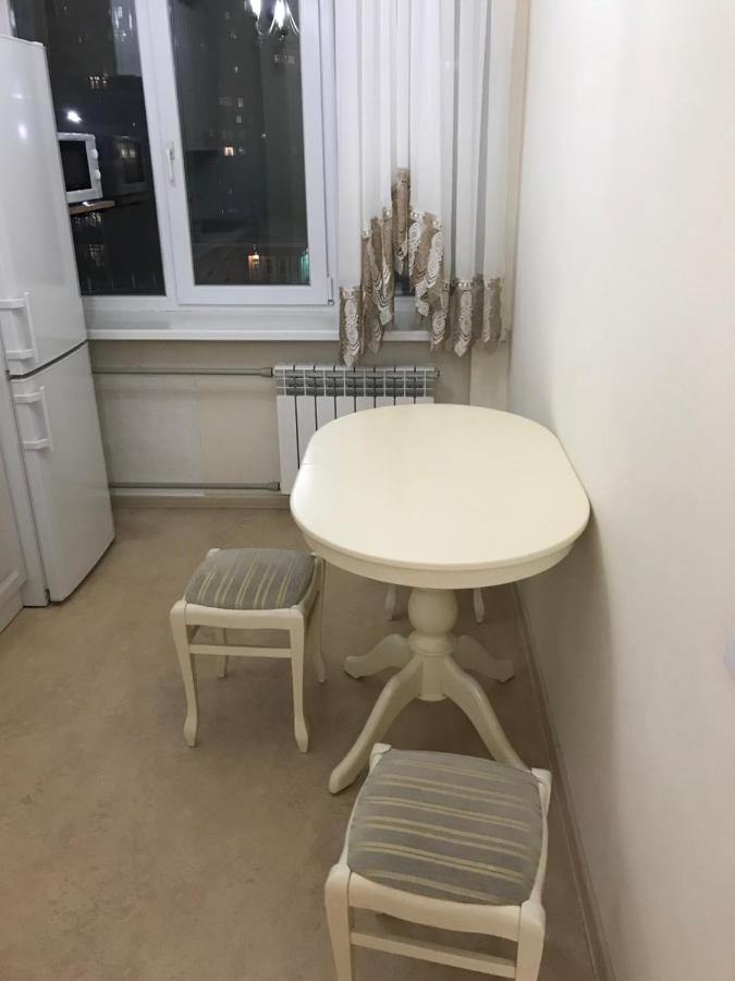 Sunny Apartment Overlooking The Royal Village 키예프 외부 사진