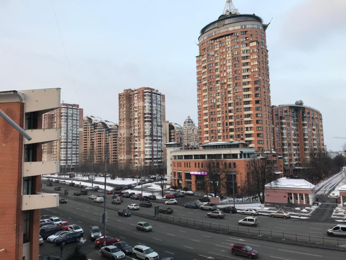 Sunny Apartment Overlooking The Royal Village 키예프 외부 사진