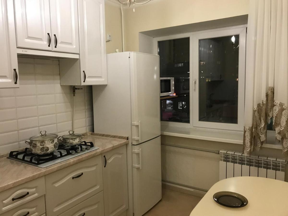 Sunny Apartment Overlooking The Royal Village 키예프 외부 사진