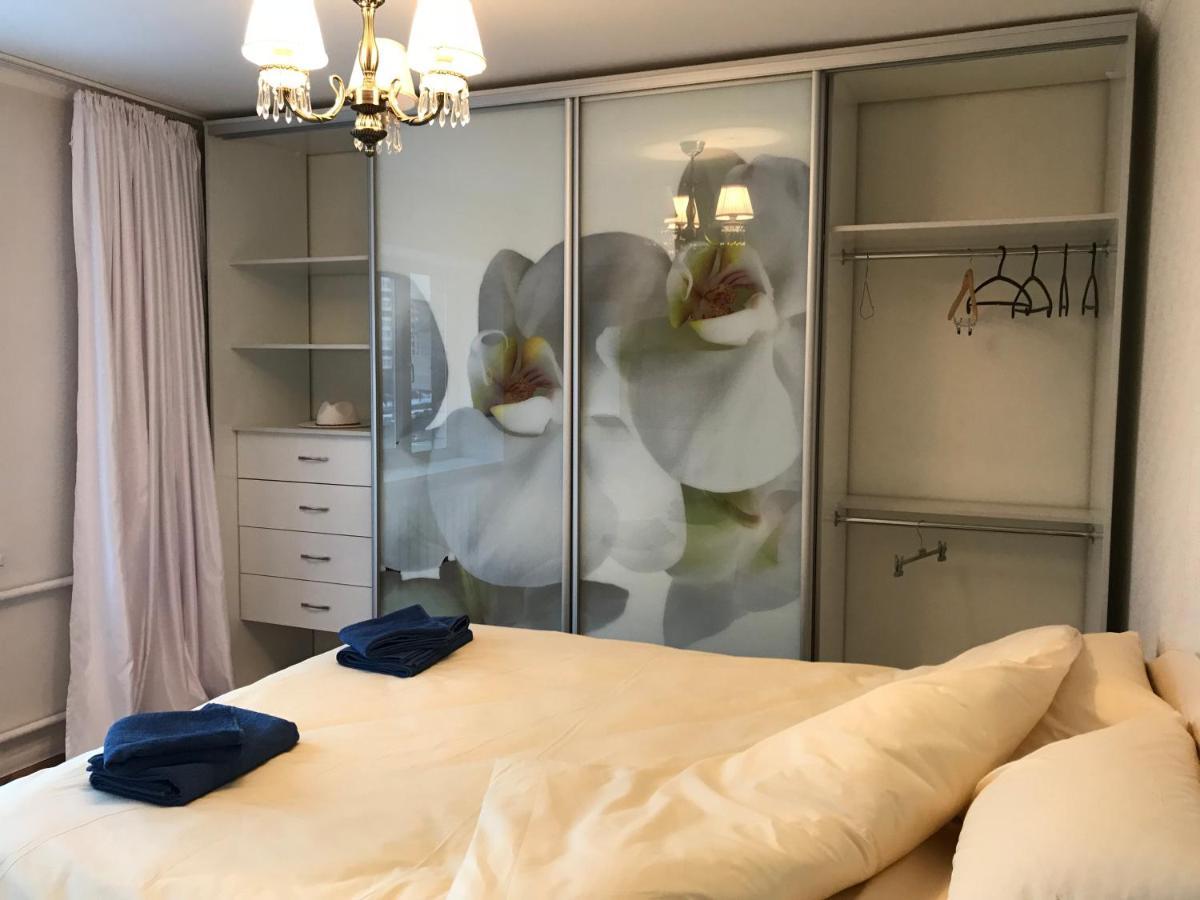 Sunny Apartment Overlooking The Royal Village 키예프 외부 사진
