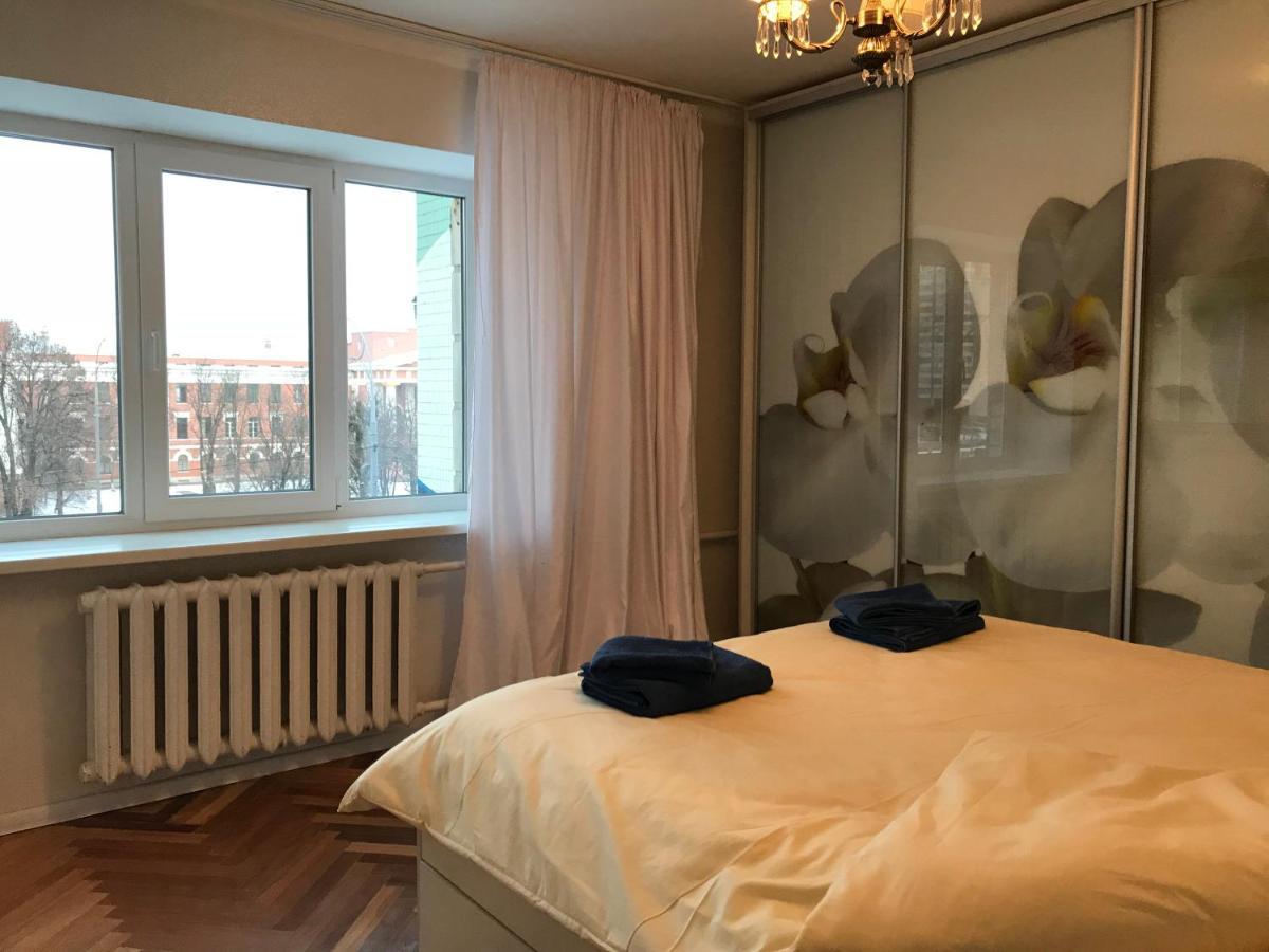 Sunny Apartment Overlooking The Royal Village 키예프 외부 사진